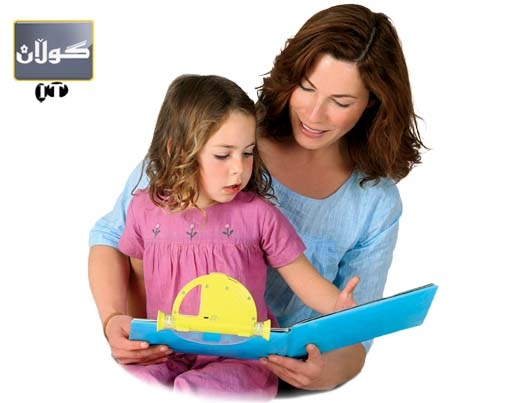 لەجیاتی دایك منداڵ دەنوێنێت و چیرۆكی بۆ دەخوێنێتەوە